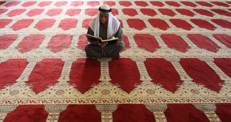 النوم والطعام والتدين.. هكذا يبدل رمضان حياة المسلمين