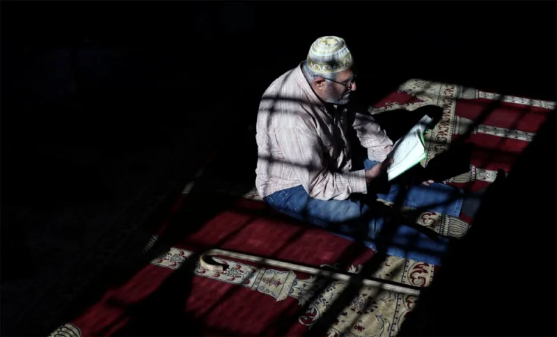 النوم والطعام والتدين.. هكذا يبدل رمضان حياة المسلمين