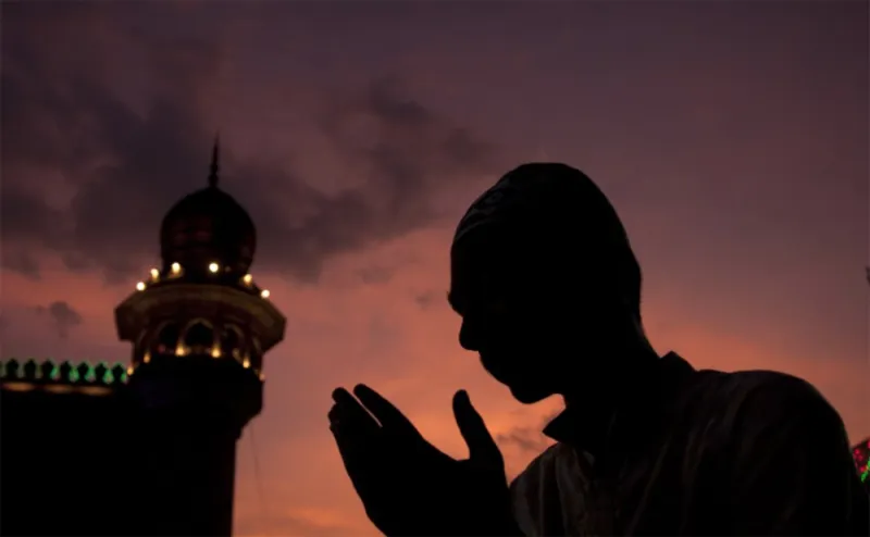 النوم والطعام والتدين.. هكذا يبدل رمضان حياة المسلمين