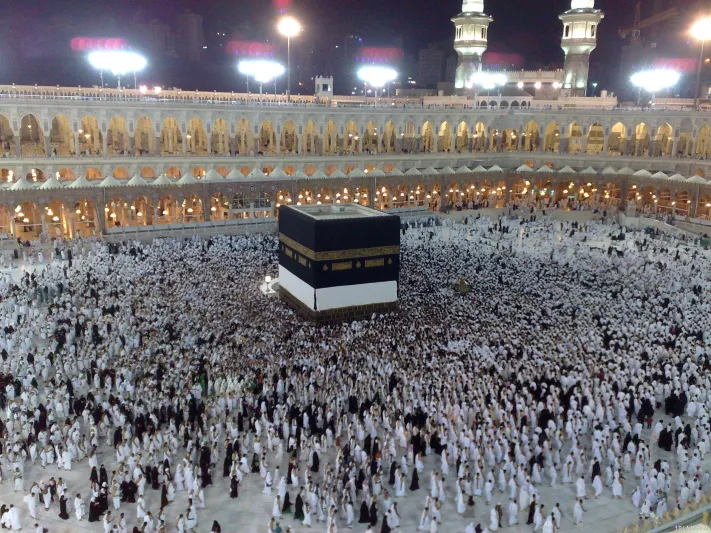 فيديو| توقف الطواف لأول مرة في التاريخ