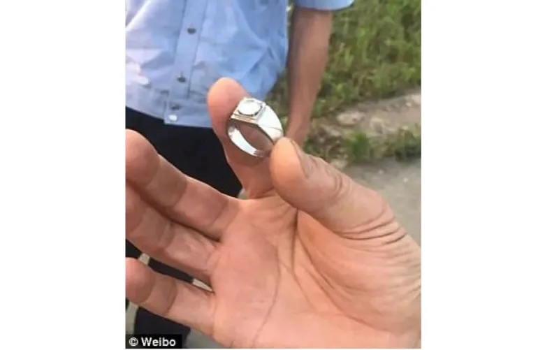 صور| أوقع خاتماً ماسياً في مرحاض الطائرة فكانت النتيجة