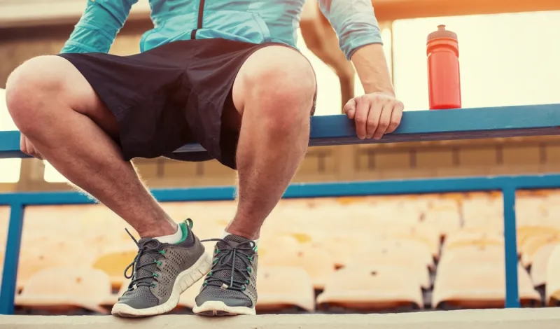 هل تشعر بتخدر اليدين والقدمين؟.. إليك الأسباب الصحية لذلك