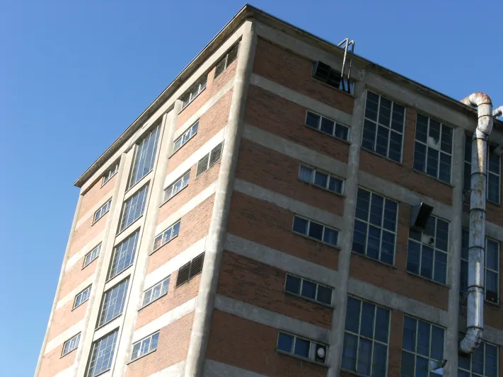 فيديو| عماره مائلة على أخرى بشكل مرعب