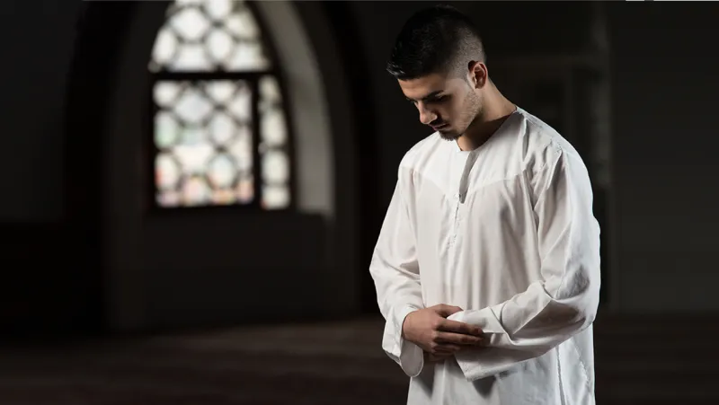 هل تراودك الأفكار ويقل تركيزك أثناء الصلاة؟ هكذا تزيد خشوعك أمام الله