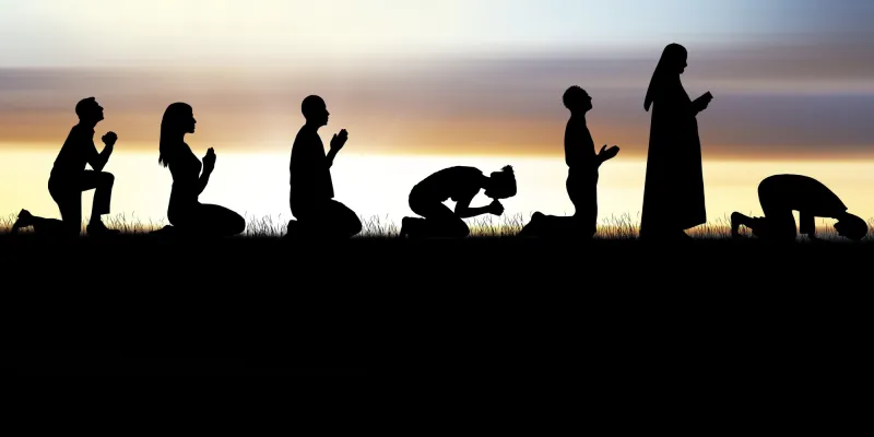 النوم والطعام والتدين.. هكذا يبدل رمضان حياة المسلمين