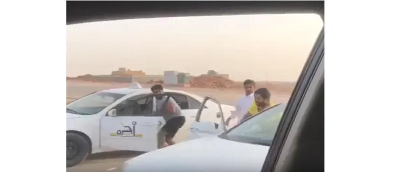 شاهد| مضاربة بين شباب سعوديين ولكن المفاجأة