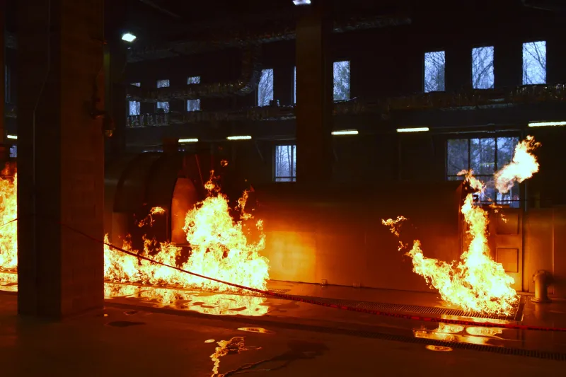 فيديو|حاول إطفاء حريق مولد كهرباء