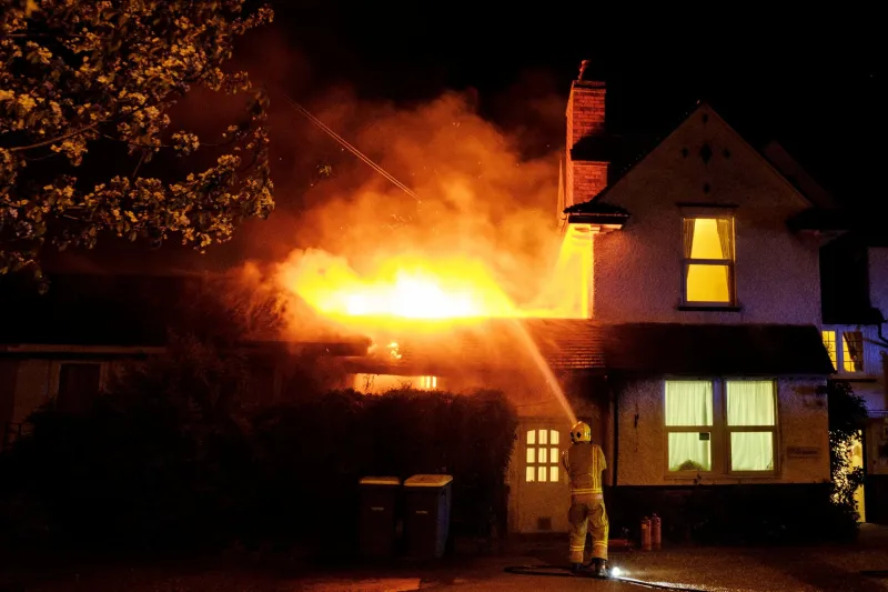 فيديو|إرهابيون يحرقون منزل نائب رئيس لمجلس بلدة العوامية