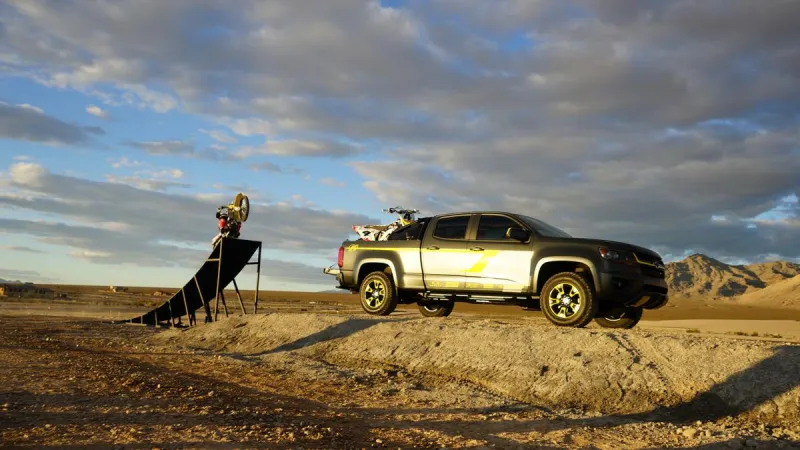 فيديو| قفز داخل سيارة على الطريق السريع لينقذ حياة سائقها