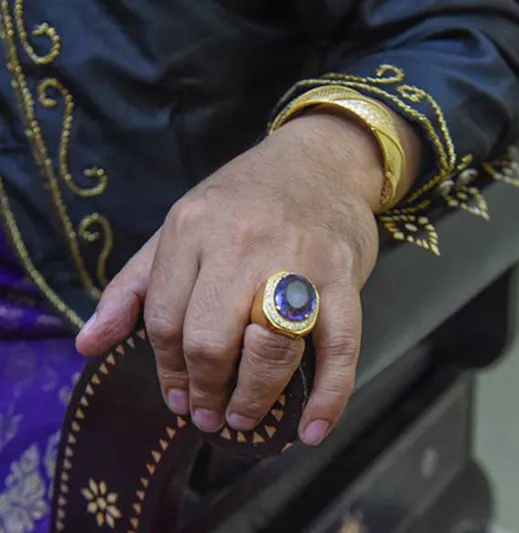 ملك جزيرة لومبوك يمتلك خاتم سليمان