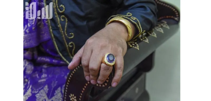 لالو يونس يحمل خاتم سليمان ويملك 27 كجم ذهبًا ويأكل البيتزا فما هي قصته