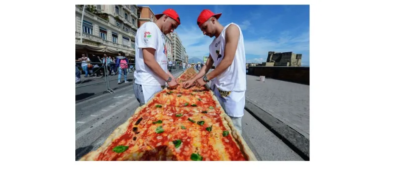 أطول بيتزا في العالم على ساحل نابولي في إيطاليا