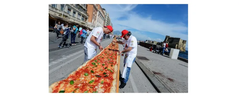 أطول بيتزا في العالم على ساحل نابولي في إيطاليا