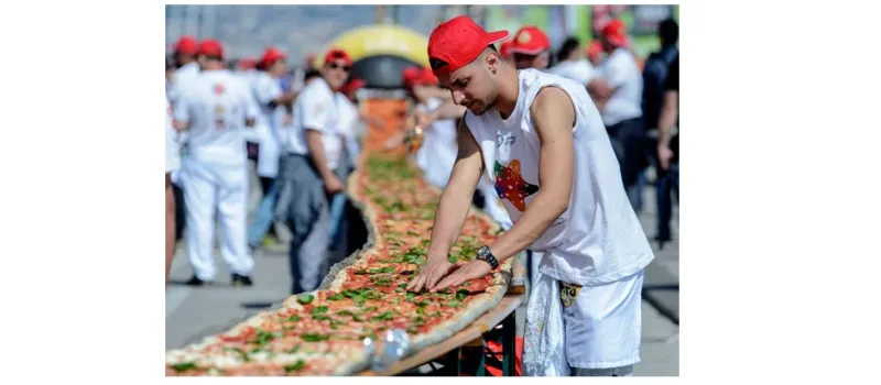 أطول بيتزا في العالم على ساحل نابولي في إيطاليا
