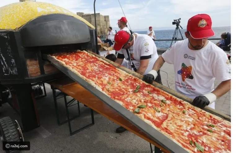 أطول بيتزا في العالم على ساحل نابولي في إيطاليا