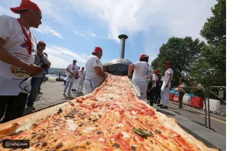 أطول بيتزا في العالم على ساحل نابولي في إيطاليا