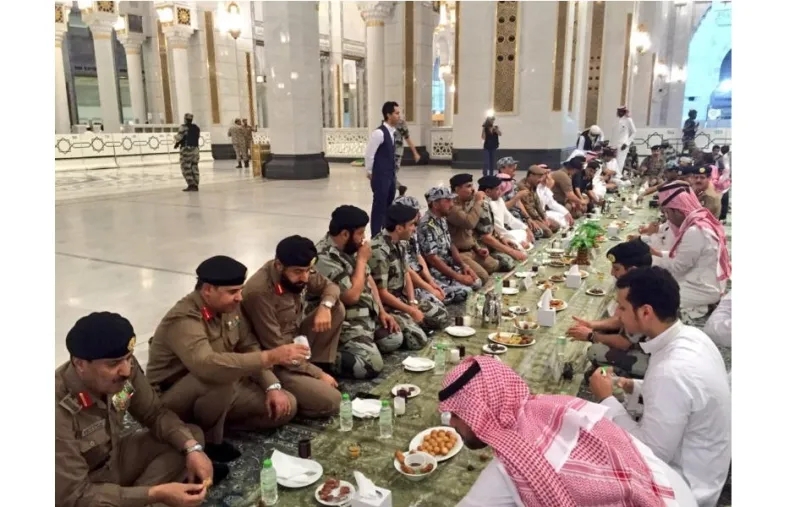 صور| الأمير خالد الفيصل يشارك رجال الأمن الإفطار بالمسجد الحرام