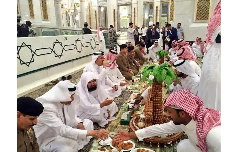 صور| الأمير خالد الفيصل يشارك رجال الأمن الإفطار بالمسجد الحرام