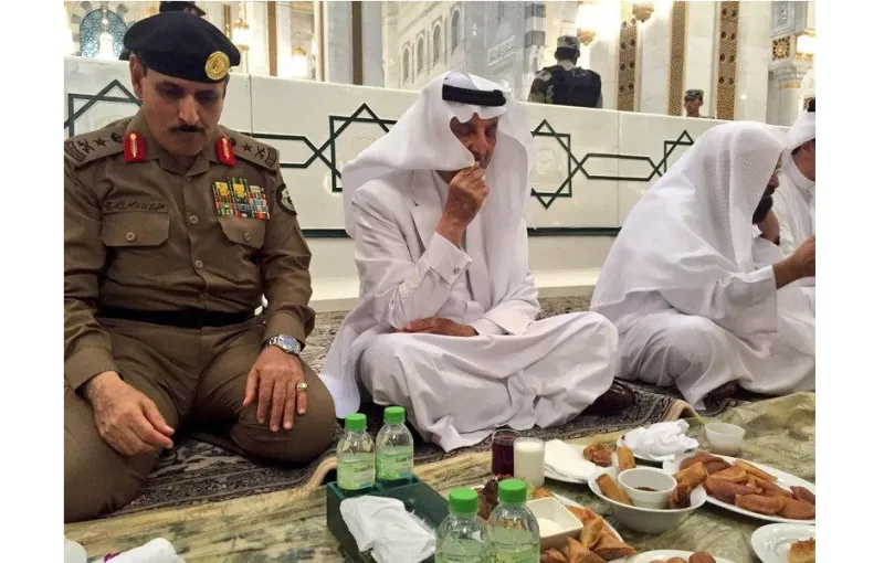 صور| الأمير خالد الفيصل يشارك رجال الأمن الإفطار بالمسجد الحرام
