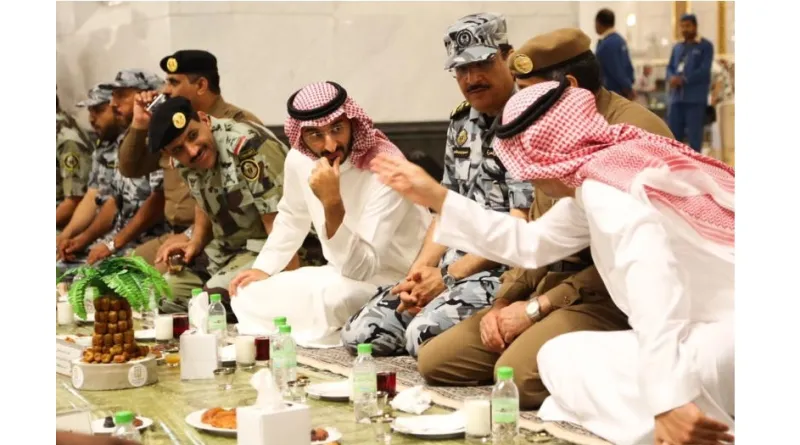 صور| الأمير خالد الفيصل يشارك رجال الأمن الإفطار بالمسجد الحرام