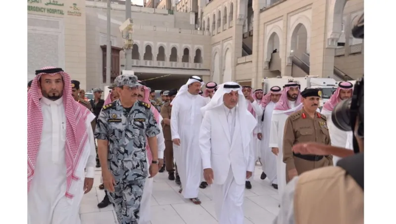 صور| الأمير خالد الفيصل يشارك رجال الأمن الإفطار بالمسجد الحرام