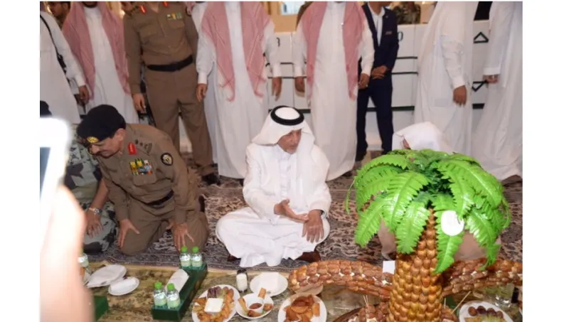 صور| الأمير خالد الفيصل يشارك رجال الأمن الإفطار بالمسجد الحرام
