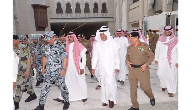 صور| الأمير خالد الفيصل يشارك رجال الأمن الإفطار بالمسجد الحرام