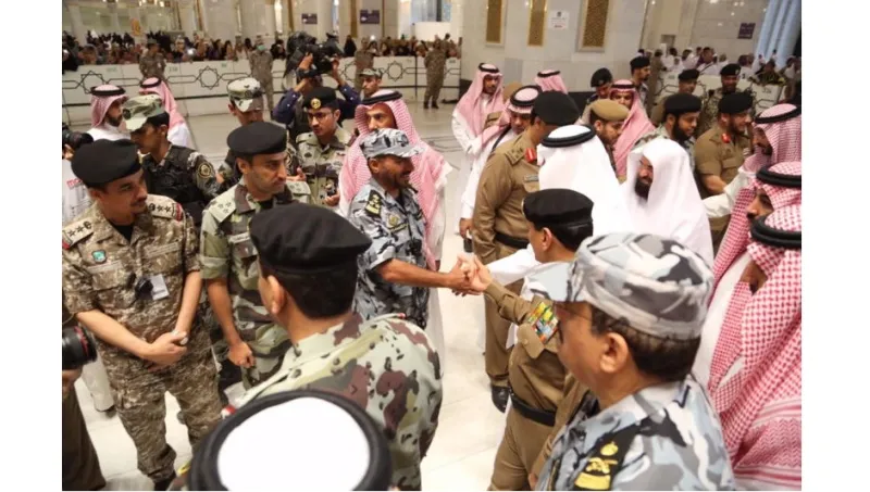 صور| الأمير خالد الفيصل يشارك رجال الأمن الإفطار بالمسجد الحرام