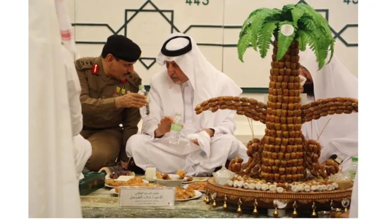 صور| الأمير خالد الفيصل يشارك رجال الأمن الإفطار بالمسجد الحرام