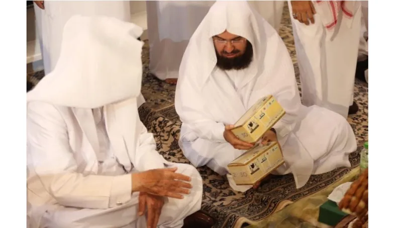 صور| الأمير خالد الفيصل يشارك رجال الأمن الإفطار بالمسجد الحرام