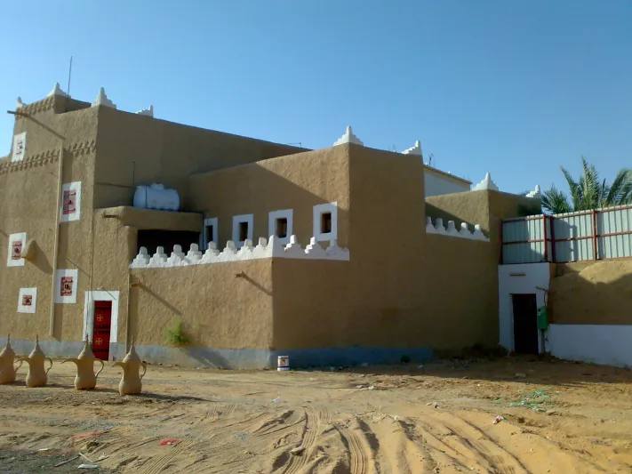 المساجد الطينية تجذب المصلين في رمضان