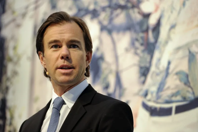 توم بيرسون.. صناعة السينما جعتله ضمن الـ15 الأغني في السويد 