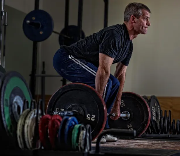 الوقت لم يفت.. لماذا عليك رفع الأثقال وأنت في منتصف العمر؟