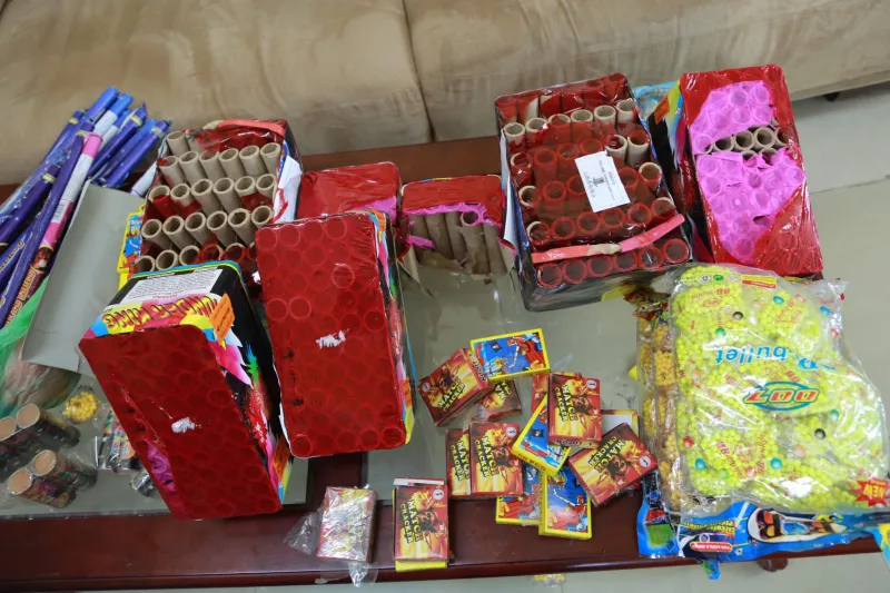 فيديو|ائعة ألعاب نارية تقاوم رجل