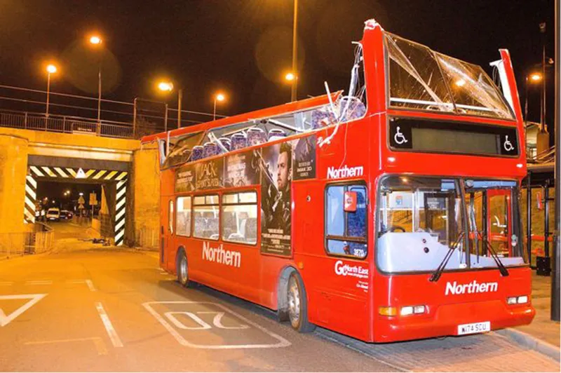 فيديو| مروع  حافلة من طابقين تصدم رجلاً بقوة في بريطانيا