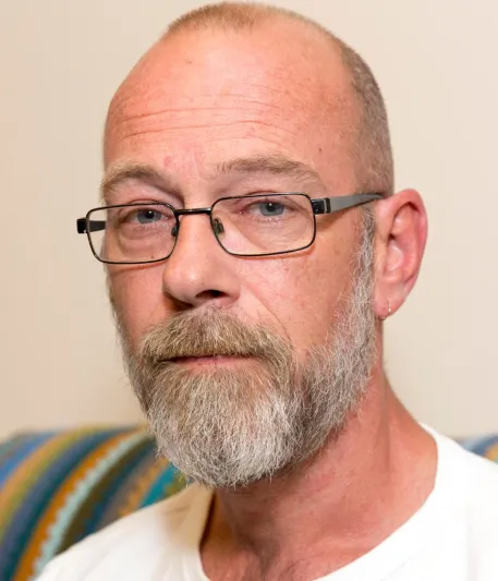 فيديو| مروع  حافلة من طابقين تصدم رجلاً بقوة في بريطانيا