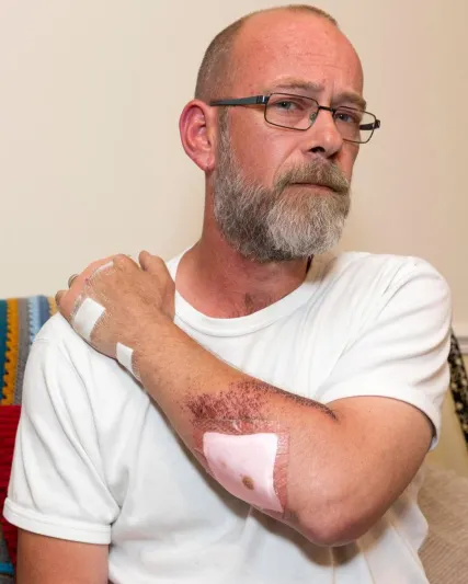 فيديو| مروع  حافلة من طابقين تصدم رجلاً بقوة في بريطانيا