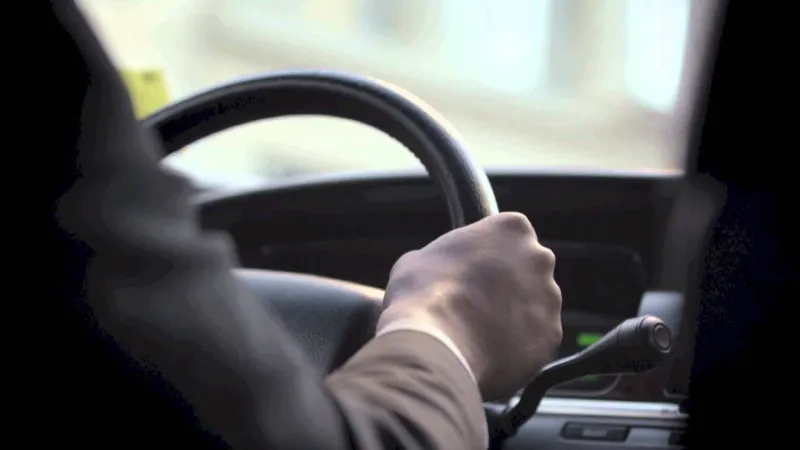 الفيديو|سائق يقود سيارته بشكل معكوسه بالرياض