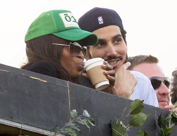 سعودي يشعل حربا بين ريهانا وكامبل! (صور)