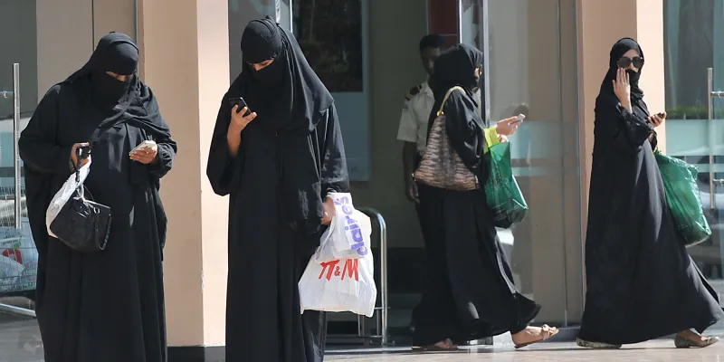 عندما ينقلب السحر على الساحر.. هذا ما حدث في هاشتاج "#العباية_بدعة"