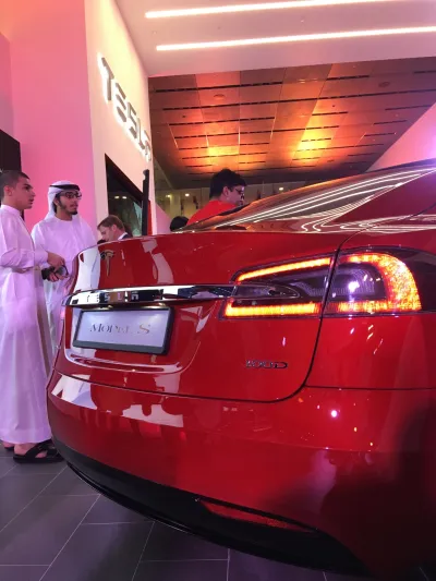 «تيسلا» تفتتح متجراً جديداً ومركز خدمات لها في دبي