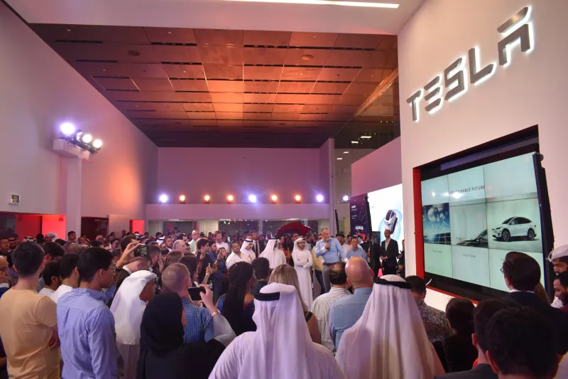 «تيسلا» تفتتح متجراً جديداً ومركز خدمات لها في دبي