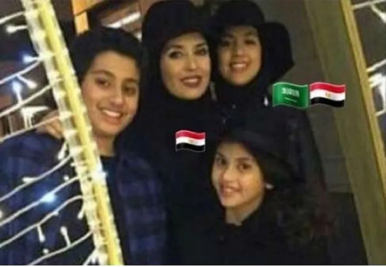 أول ظهور للفنانة المعتزلة جيهان نصر بالحجاب مع أبنائها