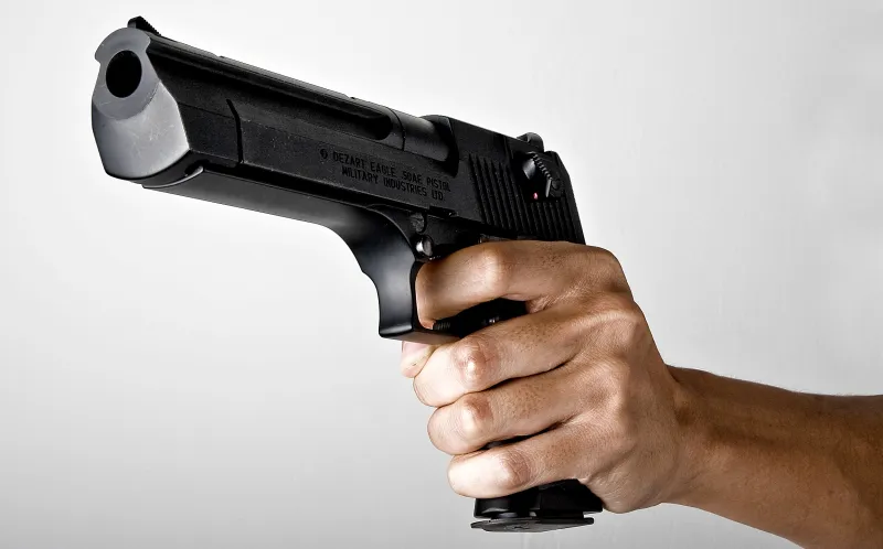 فيديو| مصري يقتل ابنه بعدة طلقات نارية أمام والدته