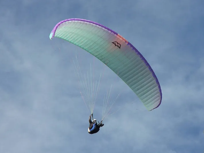 فيديو| سعودي يعرض حياة طيار شراعي للخطر أثناء إقلاعه