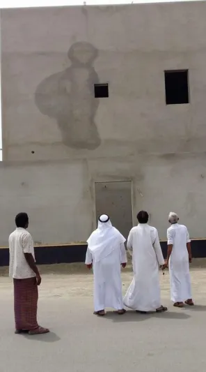 صور|ظهور شبح امرأة حامل على جدار عمارة في السعودية