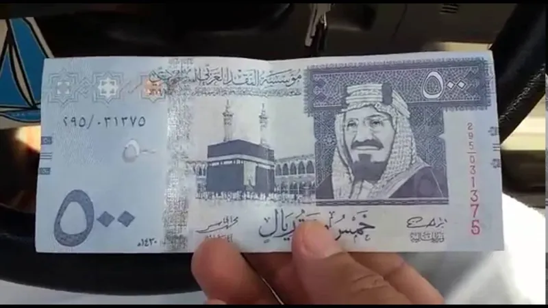 أبرزها «مغص بالجيب الأمامي للثوب».. ما هى «#اعراض_انتهاء_الراتب»