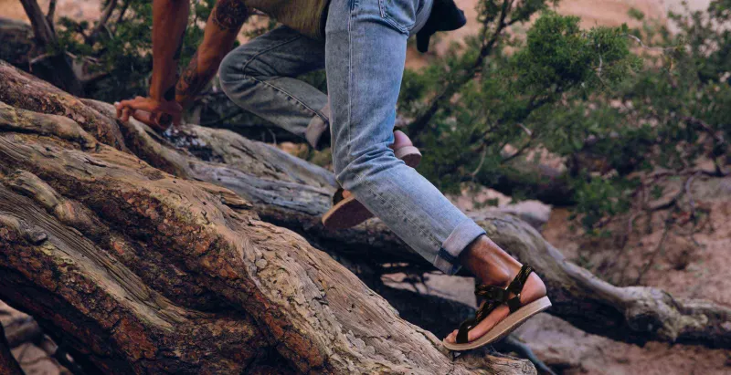 لكل رجل.. هكذا يمكنك ارتداء الصنادل المفتوحة بكامل أناقتك (صور)