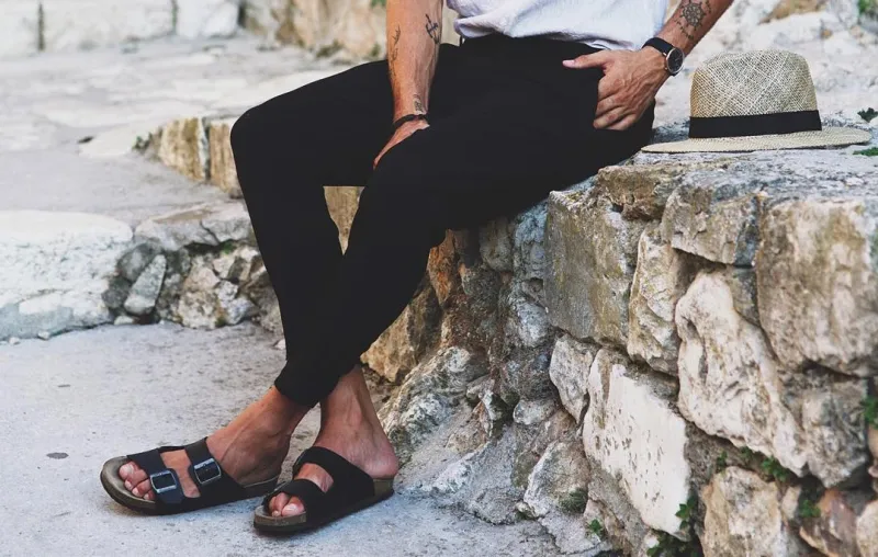 لكل رجل.. هكذا يمكنك ارتداء الصنادل المفتوحة بكامل أناقتك (صور)