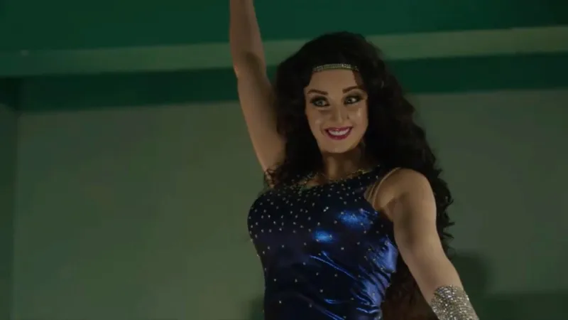 فيديو| بين قبة ومئذنة مسجد في القاهرة.. وصلة رقص لصافيناز تثير غضب المصريين